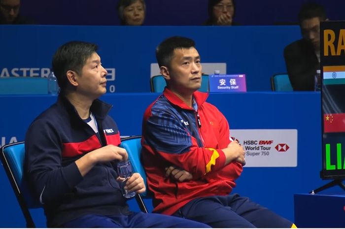 Pelatih ganda putra China, Chen Qi Qiu (kanan) saat mendampingi Liang Wei Keng/Wang Chang pada final China Masters 2023 di Shenzhen Bay Gymnasium, Shenzhen, China, Minggu (26/11/2023)