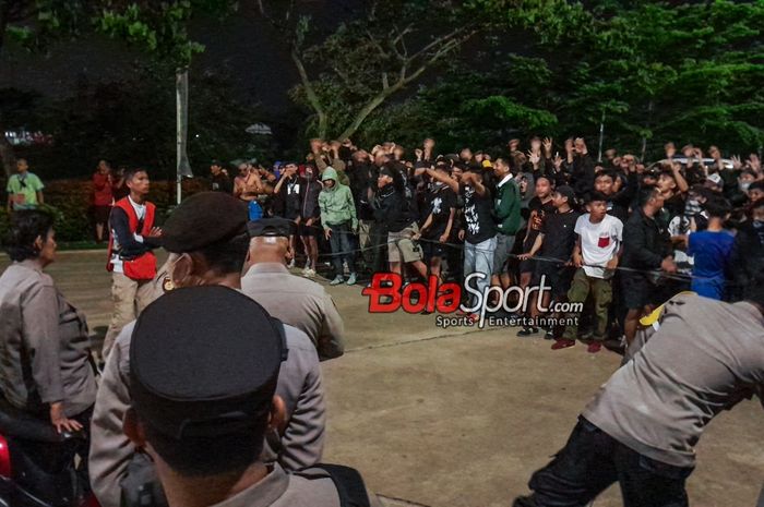 Oknum suporter Persib Bandung dihadang pihak kepolisian di area luar Stadion Indomilk Arena, Tangerang, Banten, Minggu (26/11/2023).