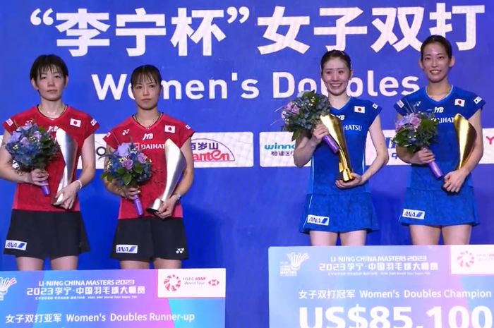 Nami Matsuyama/Chiharu Shida (kanan) dan Yuki Fukushima/Sayaka Hirota pada sesi podium ganda putri China Masters 2023 di Shenzhen Bay Gymnasium, Shenzhen, China, Minggu (26/11/2023)