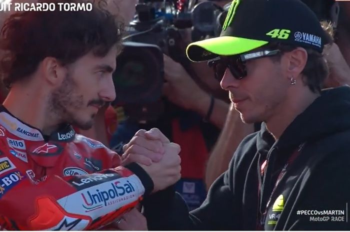 Francesco Bagnaia (Ducati Lenovo) bersalaman dengan sang mentor Valentino Rossi sesaat sebelum balapan utama MotoGP Valencia 2023 dimulai di Sirkuit Ricardo Tormo, Valencia, Spanyol, Minggu (26/11/2023). 