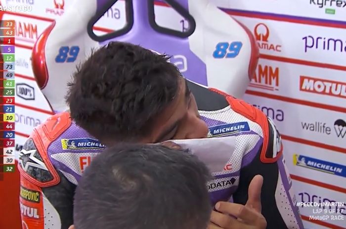 Pembalap Prima Pramac, Jorge Martin menangis setelah balapannya hancur lebur gara-gara salah sendiri pada MotoGP Valencia 2023 di Sirkuit Ricardo Tormo, Valencia, Spanyol, Minggu (26/11/2023)