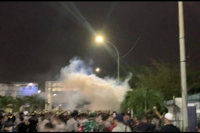 Polisi menembakkan gas air mata ke suporter Persib Bandung setelah nekat masuk ke Indomilk Arena