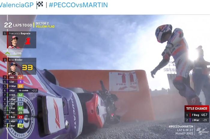 Momen Jorge Martin terjatuh yang jadi salah satu kemujuran Francesco Bagnaia pada MotoGP Valencia 2023.