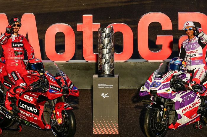 Francesco Bagnaia (kiri) dan Jorge Martin (kanan) berpose jelang duel terakhir mereka untuk gelar juara dunia dalm seri MotoGP Valencia di Sirkuit Ricardo Tormo, Valencia, Spanyol, pada 24-26 November 2023. 