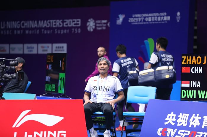 Pelatih kepala tunggal putra nasional Indonesia, Irwansyah, saat mendamping pebulu tangkis Indonesia selama China Masters 2023 di Shenzhen Bay Gymnasium, China.