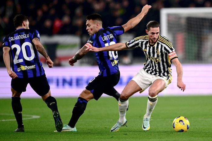 Dua kapten tim, Adrien Rabiot (kanan) dan Lautaro Martinez, berebut bola dalam laga Juventus vs Inter Milan pada pekan ke-13 Liga Italia di Allianz Stadium Turin (26/11/2023).