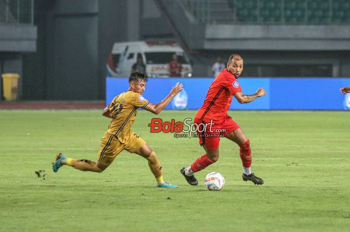 Gustavo Almeida Dos Santos (kanan) sedang melewati Muhammad Reza Kusuma (kiri) dalam laga pekan ke-20 Liga 1 2023 antara Persija Jakarta versus Bhayangkara FC di Stadion Patriot Candrabhaga, Bekasi, Jawa Barat, Senin (27/11/2023) malam.