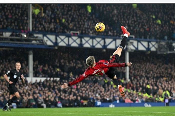 Wonderkid Manchester United, Alejandro Garnacho, mencetak gol salto ke gawang Everton pada pekan ke-13 Liga Inggris 2023-2024, Minggu (26/11/2023).