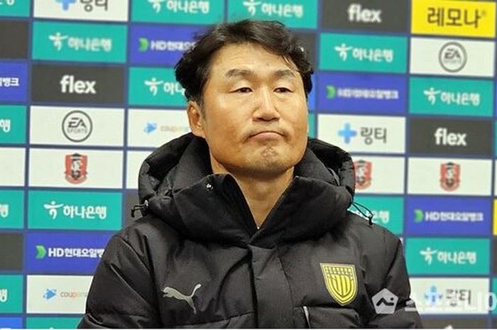 Pelatih Jeonnam Dragons, Lee Jang-kwan.