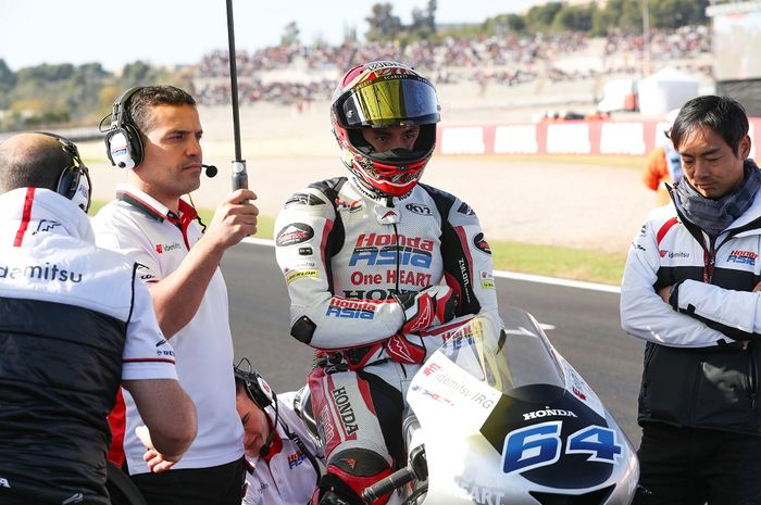 Pembalap Indonesia, Mario Aji membahas perjuangannya pada gelaran Moto3 Valencia 2023 termasuk momen dirinya sempat melonjak enam tempat.