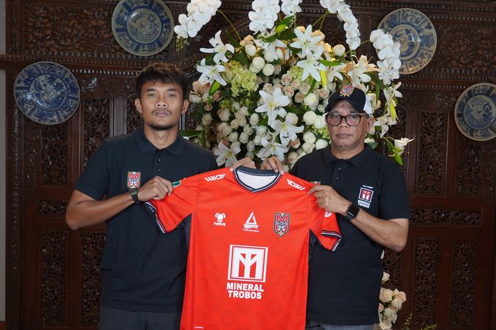 Muhammad Rifqi memegang jersey Malut United FC bersama COO klub, Willem D Nanlohy.