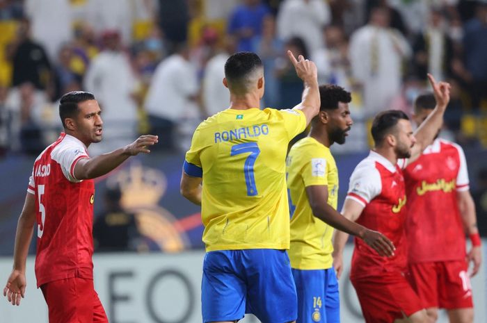 Penyerang sekaligus kapten Al Nassr, Cristiano Ronaldo, memberikan sinyal kepada wasit untuk tidak memberikan penalti pada laga kontra Persepolis dalam matchday kelima Liga Champions Asia.