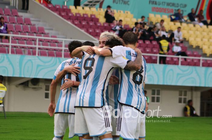 Selebrasi gol penyeimbang Timnas U-17 Argentina, Agustin Ruberto, saat menghadapi Jerman pada babak pertama Piala Dunia U-17 2023 di Stadion Manahan, Surakarta, Selasa (28/11/2023).