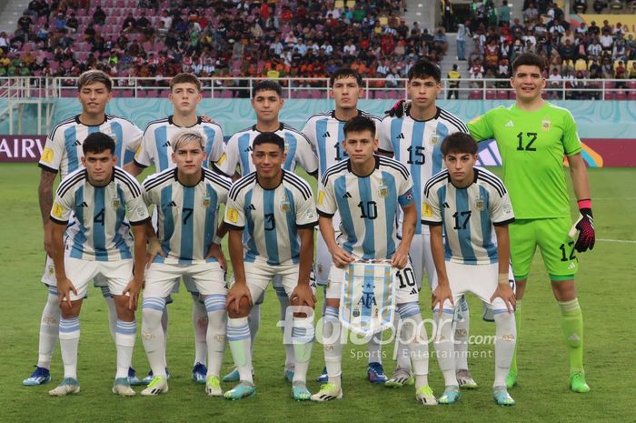 Kiper timnas U-17 Argentina, Jeremias Florentin (nomor 12), saat menghadapi Jerman pada babak Semifinal Piala Dunia U-17 2023 di Stadion Manahan, Surakarta, Selasa (28/11/2023).