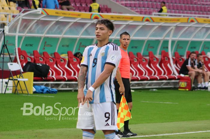 Selebrasi gol penyeimbang Timnas U-17 Argentina, Agustin Ruberto, saat menghadapi Jerman pada babak pertama Piala Dunia U-17 2023 di Stadion Manahan, Surakarta, Selasa (28/11/2023).