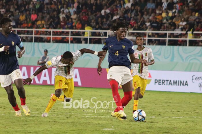 Aksi pemain Timnas U-17 Prancis, Bastien Meupiyou, saat menghadapi Mali pada babak pertama semifinal Piala Dunia U-17 2023 di Stadion Manahan, Surakarta, Selasa (28/11/2023).