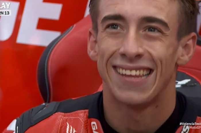 Pembalap rookie MotoGP 2024, Pedro Acosta tersenyum di sela-sela menjalani tes Valencia di Sirkuit Ricardo Tormo, Valencia, Spanyol, Selasa (28/11/2023)