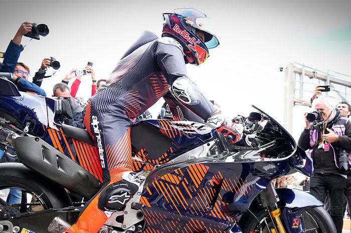 Pembalap Gresini, Marc Marquez, menaiki motor Ducati dalam tes pasca-musim MotoGP di Sirkuit Ricardo, Tormo, Valencia, Spanyol, 28 November 2023. 