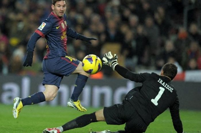 Lionel Messi mencetak gol dalam laga Liga Spanyol antara Barcelona vs Athletic Bilbao di Camp Nou, 1 Desember 2012.