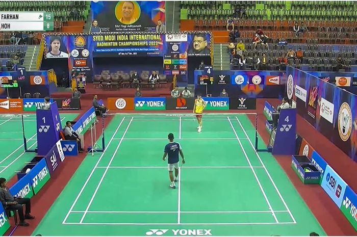 Tunggal putra Indonesia, Alwi Farhan saat berhadapan dengan wakil Malaysia, Justin Hoh pada babak 16 besar Syed Modi International 2023 di BBD U.P Badminton Academy, Lucknow, India, Kamis (30/11/2023)