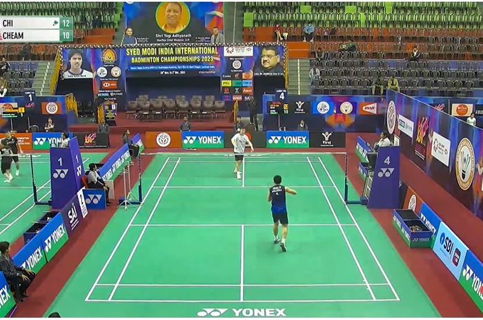 Tunggal putra Malaysia, Cheam June Wei hanya mengecap kesenangan sesaat usai jadi penjegal Shesar Hiren Rhustavuti setelah ia kandas di babak kedua Syed Modi International 2023, di BBD U.P Badminton Academy, Lucknow, India, Kamis (30/11/2023)