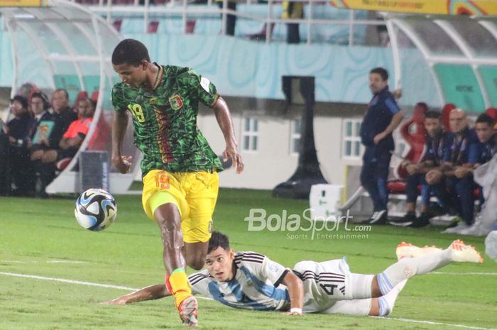 Aksi pemain Timnas U17 Mali, Moussa Massire, saat menghadapi perlawanan Argentina pada babak pertama perebutan peringkat ketiga Piala Dunia U-17 2023 di Stadion Manahan, Surakarta, Jumat (1/12/2023).