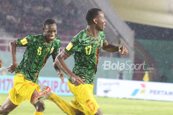 Selebrasi gol penyerang Timnas U-17 Mali, Mamadou Doumbia, saat menghadapi Argentina pada babak pertama perebutan peringkat ketiga Piala Dunia U-17 2023 di Stadion Manahan, Surakarta, Jumat (1/12/2023).