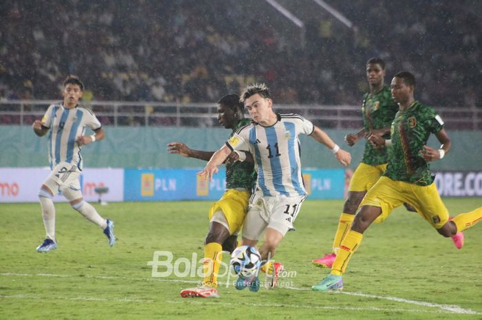 Aksi pemain Timnas U17 Mali, saat berduel menghadapi perlawanan Argentina pada babak kedua perebutan peringkat ketiga Piala Dunia U-17 2023 di Stadion Manahan, Surakarta, Jumat (1/12/2023).