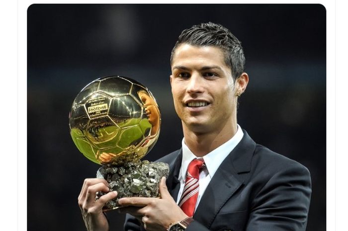 Cristiano Ronaldo memenangi Ballon d'Or untuk pertama kalinya pada 2 Desember 2008.