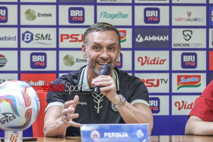 Pelatih Persija Jakarta, Thomas Doll, saat hadir dalam sesi jumpa pers di Stadion Utama Gelora Bung Karno, Senayan, Jakarta, Sabtu (2/12/2023) malam.