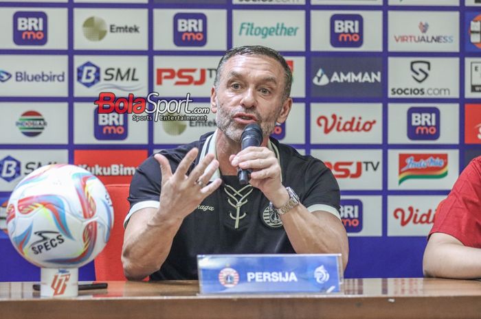 Pelatih Persija Jakarta, Thomas Doll, saat hadir dalam sesi jumpa pers di Stadion Utama Gelora Bung Karno, Senayan, Jakarta, Sabtu (2/12/2023) malam.