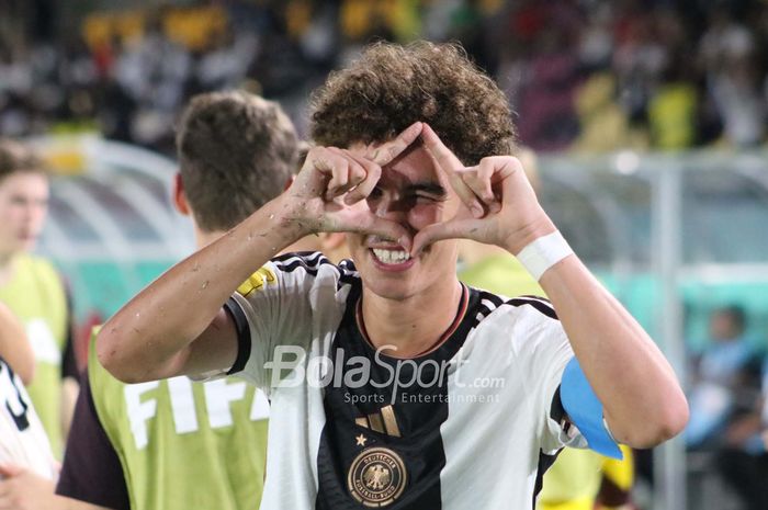 Selebrasi pencetak gol kedua Timnas U-17 Jerman, Noah Darvich, saat menghadapi Prancis pada babak final Piala Dunia U-17 2023 di Stadion Manahan, Surakarta pada Sabtu (2/12/2023) malam hari WIB.