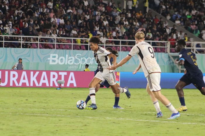 Aksi bek Timnas U-17 Jerman, David Odogu, dalam laga melawan Prancis di final Piala Dunia U-17 2023 di Stadion Manahan, Surakarta pada Sabtu (2/12/2023).