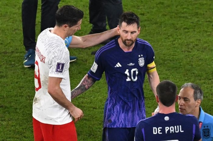 Robert Lewandowski dan Lionel Messi saat bertarung di Piala Dunia 2022.