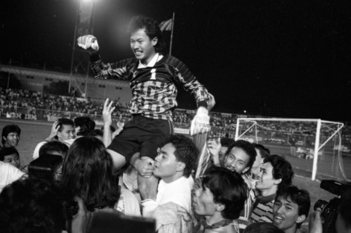 Eddy Harto, kiper Timnas Indonesia, diangkat oleh rekan setim dan pendukung Indonesia seusai laga final SEA Games 1991 melawan Thailand di Rizal Memorial Stadium, Manila, Filipina, 4 Desember 1991.