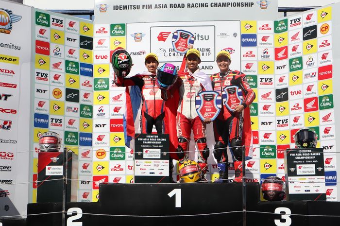 Pembalap Astra Honda Vega Ega Pratama (tengah) berhasil raih podium pertama pada race pertama kelas Asia Production 250cc (AP250) Asia Road Racing Championship (ARRC) 2023 seri enam di Chang International Circuit, Buriram, Thailand, Sabtu (2/12/2023).