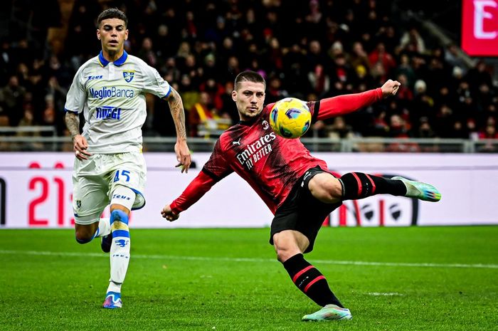 Luka Jovic mencetak gol perdananya bagi AC Milan dalam partai Liga Italia melawan Frosinone di San Siro (2/12/2023).