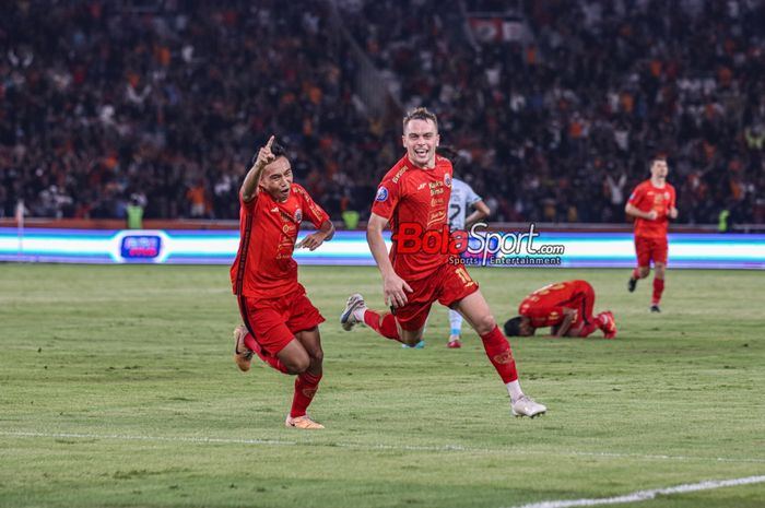 Rayhan Hannan (kiri) sedang ikut selebrasi dengan Maciej Gajos (kanan) yang mampu mencetak gol dalam laga pekan ke-21 Liga 1 2023 antara Persija Jakarta versus Persita Tangerang di Stadion Utama Gelora Bung Karno, Senayan, Jakarta, Minggu (3/12/2023).