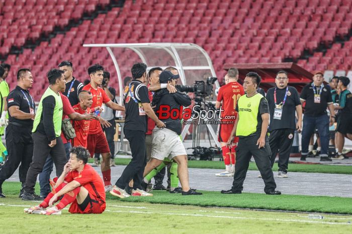 Salah satu oknum suporter Persija tampak menghampiri pemain seusai laga pekan ke-21 Liga 1 2023 melawan Persita Tangerang di Stadion Utama Gelora Bung Karno, Senayan, Jakarta, Minggu (3/12/2023).