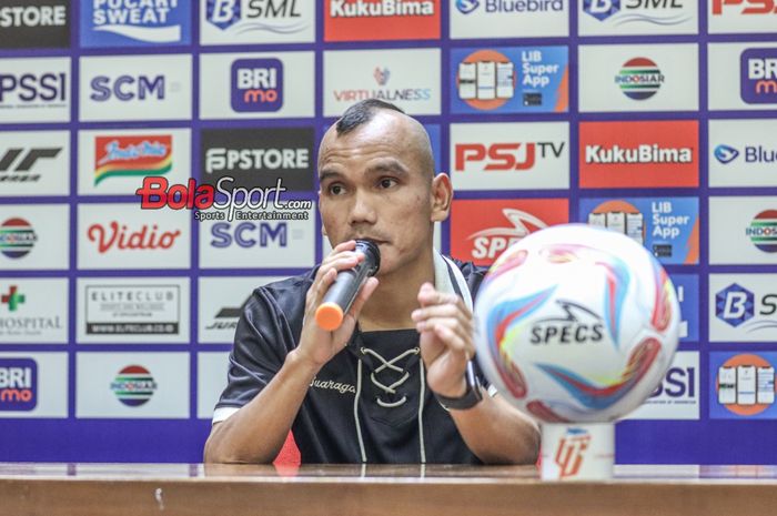 Pemain Persija Jakarta, Riko Simanjuntak, saat hadir dalam sesi jumpa pers di Stadion Utama Gelora Bung Karno, Senayan, Jakarta, Minggu (3/12/2023).