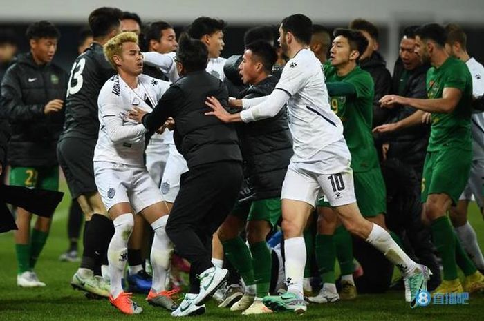 Insiden tawuran yang melibatkan para pemain dan staf Zhejiang FC dan Buriram United di Liga Champions Asia.