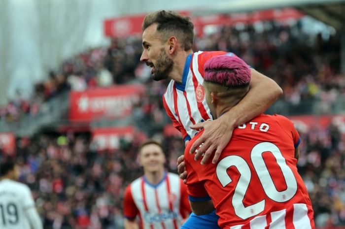 Bintang Girona, Christian Stuani, mencetak gol ke gawang Valencia dalam lanjutan Liga Spanyol 2023-2024.