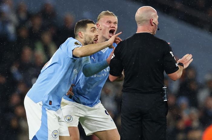 Momen Erling Haaland (tengah) ngamuk kepada wasit Simon Hooper dalam laga Man City vs Tottenham pada lanjutan Liga Inggris di Etihad Stadium (3/12/2023).