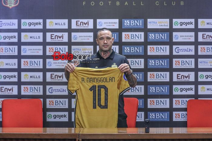 Pemain baru Bhayangkara FC, Radja Nainggolan sedang menunjukkan nomor punggungnya di Media Center Stadion Utama Gelora Bung Karno, Senayan, Jakarta, Senin (4/12/2023) malam.