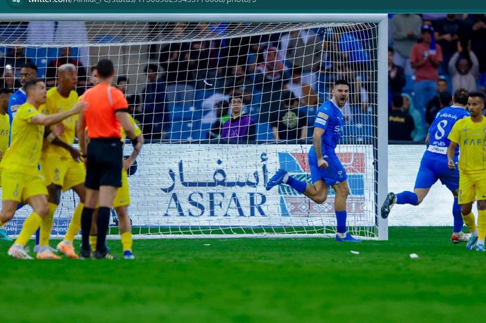 Al Hilal sukses memecundangi Al Nassr dalam Derbi Riyadh lewat kemenangan telak 3-0.