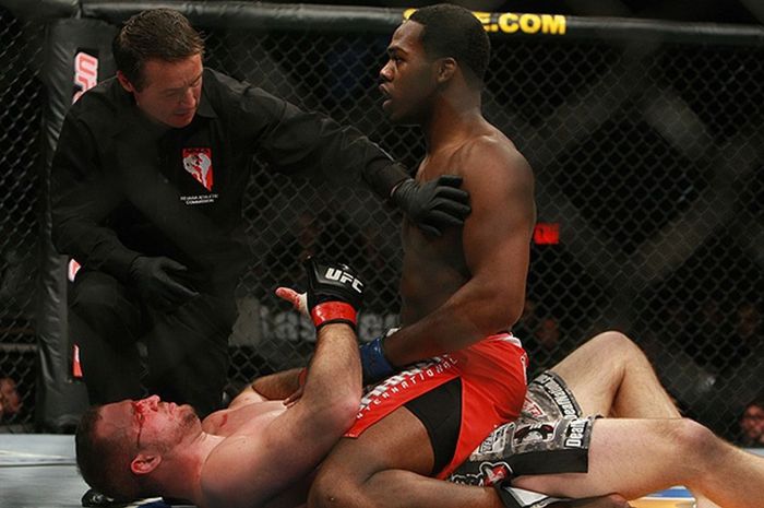 Wasit menghentikan aksi Jon Jones menghajar Matt Hamill karena menganggapnya melakukan serangan ilegal pada 5 Desember 2009.