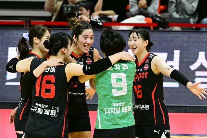 Tim bola voli putri Gwangju AI Peppers Savings Bank dan setter Park Sa-rang (no 15, paling kanan)