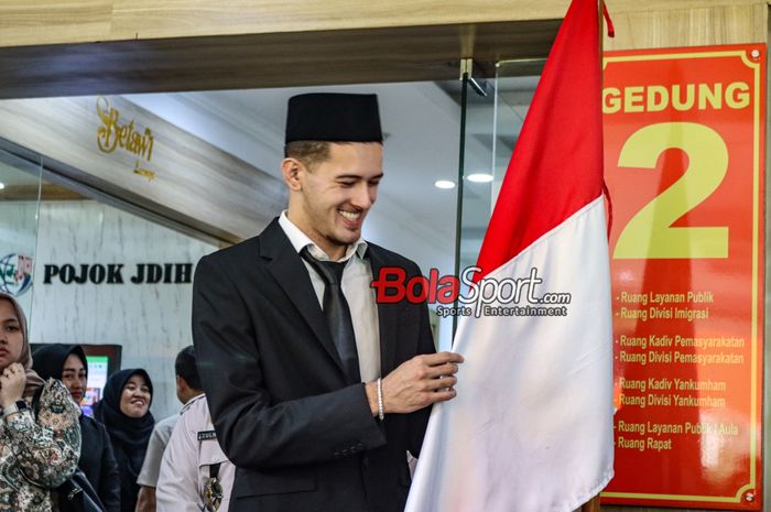Pemain naturalisasi timnas Indonesia, Justin Hubner, sedang berfoto di Kantor Kanwil Kemenkumham DKI Jakarta, Cawang, Jakarta, Rabu (6/12/2023).