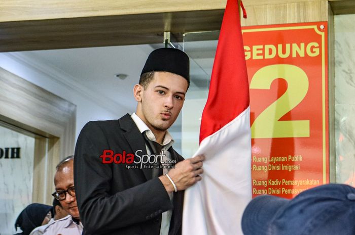 Pemain naturalisasi timnas Indonesia, Justin Hubner, sedang berfoto di Kantor Kanwil Kemenkumham DKI Jakarta, Cawang, Jakarta, Rabu (6/12/2023).