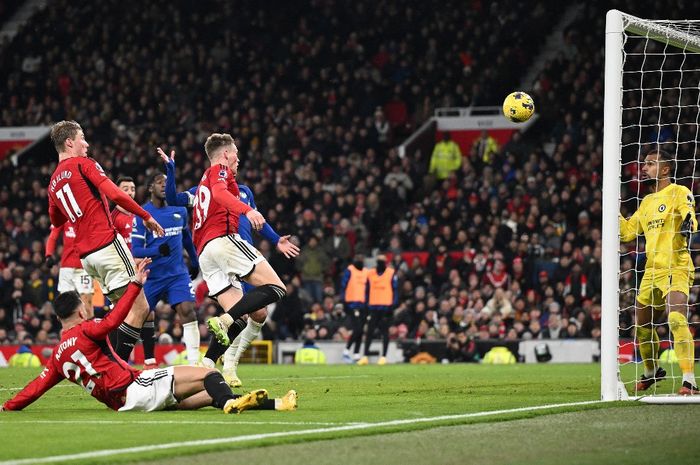 Gelandang Manchester United, Scott McTominay, mencetak gol ke gawang Chelsea dalam matchweek 15 Liga Inggris 2023-2024 di Stadion Old Trafford, Kamis (7/12/2023) dini hari WIB.